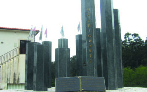 Escultura de homenagem a emigrantes