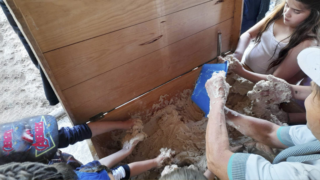 Crianças metem a “mão na massa” e aprendem tradição da Broa de Milho de Paraduça