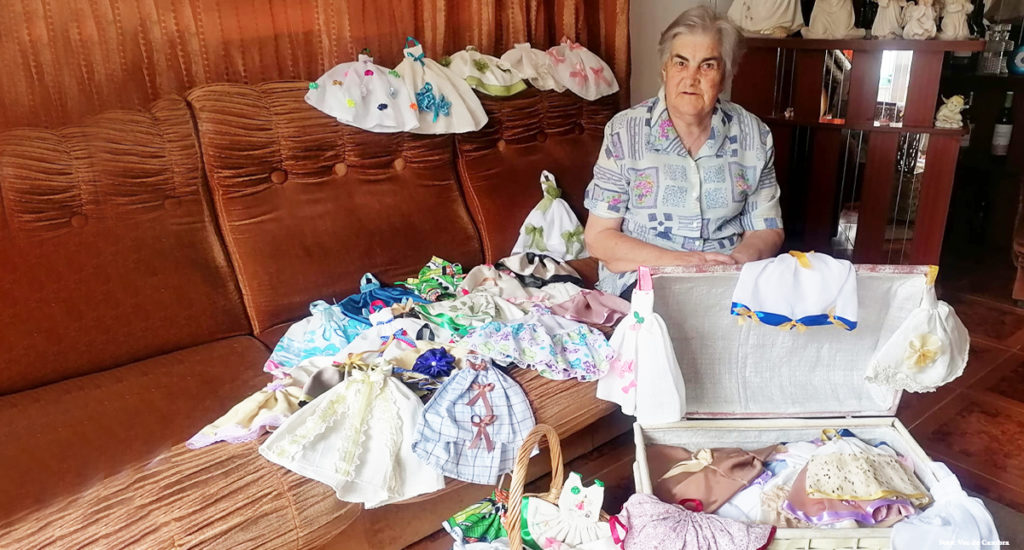 Margarida Ferreira expõe 800 vestidos em miniatura em 50 estendais na rua do Mártir em Castelões