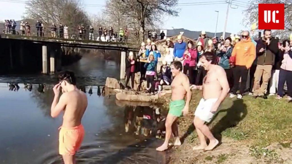 Dezenas no 1.º banho do ano na Praia Fluvial de Burgães, com direito a Reis Magos e camelos